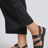 Moderne Flache Sandalen mit Fersenriemen