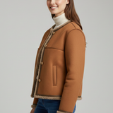 Damenjacke mit Knopfverschluss und kontrastierenden Kanten