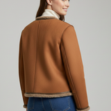 Damenjacke mit Knopfverschluss und kontrastierenden Kanten