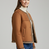 Damenjacke mit Knopfverschluss und kontrastierenden Kanten