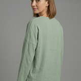 Damenbluse mit V-Ausschnitt und Knopfverschluss