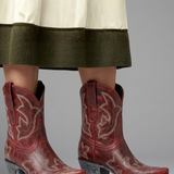 Damenstiefel mit bestickten Details für den ganzjährigen Gebrauch