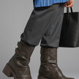 Damenstiefel mit seitlichen Schnallenakzenten für den Herbst