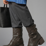 Damenstiefel mit seitlichen Schnallenakzenten für den Herbst