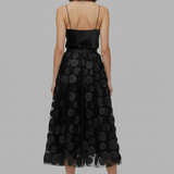 Damenkleid mit langen Ärmeln und strukturierten Oberflächen