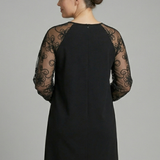 Damenkleid mit Rundhalsausschnitt und Spitzenärmeln
