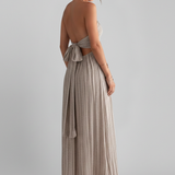 Damenkleid mit Spaghetti-Trägern und plissierter Oberfläche
