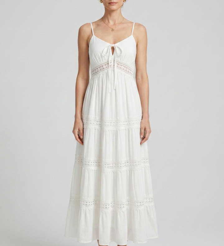 Damenkleid mit Spaghettiträgern und gestuftem Rock