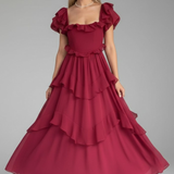 Damenkleid mit quadratischem Ausschnitt und Rüschensäumen