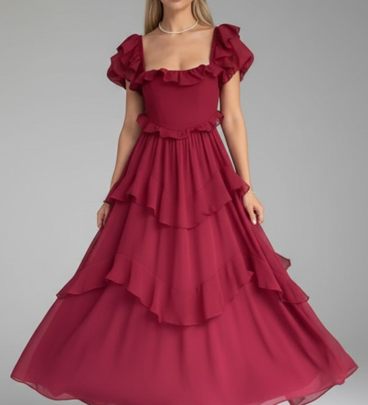Damenkleid mit quadratischem Ausschnitt und Rüschensäumen