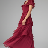 Damenkleid mit quadratischem Ausschnitt und Rüschensäumen