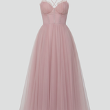 Damenkleid mit trägerlosem Oberteil und Tüllrock