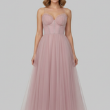 Damenkleid mit trägerlosem Oberteil und Tüllrock