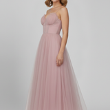 Damenkleid mit trägerlosem Oberteil und Tüllrock
