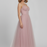 Damenkleid mit trägerlosem Oberteil und Tüllrock