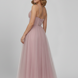 Damenkleid mit trägerlosem Oberteil und Tüllrock
