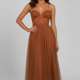 Damenkleid mit trägerlosem Oberteil und Tüllrock