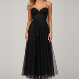Damenkleid mit trägerlosem Oberteil und Tüllrock