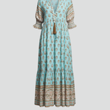 Damenkleid mit V-Ausschnitt und gemusterter Oberfläche