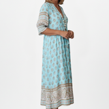 Damenkleid mit V-Ausschnitt und gemusterter Oberfläche