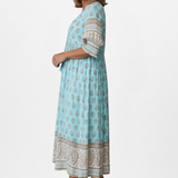 Damenkleid mit V-Ausschnitt und gemusterter Oberfläche