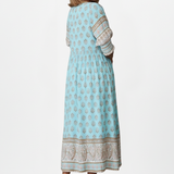 Damenkleid mit V-Ausschnitt und gemusterter Oberfläche
