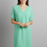 Damenkleid mit V-Ausschnitt und kurzen Ärmeln