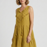 Damenkleid mit V-Ausschnitt und gestuftem Saum