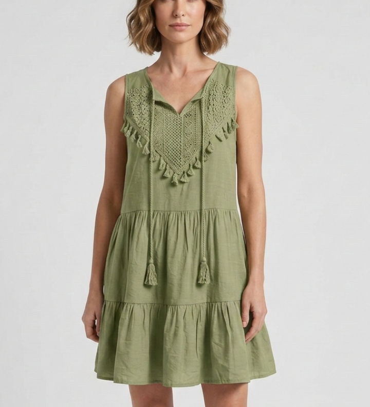 Damenkleid mit V-Ausschnitt und gestuftem Saum