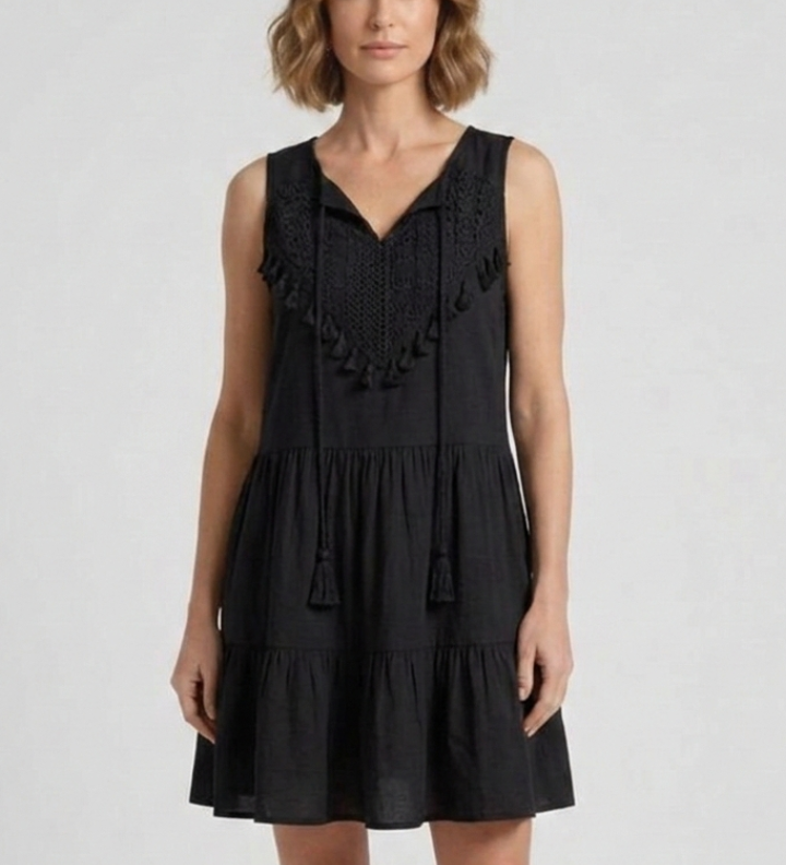 Damenkleid mit V-Ausschnitt und gestuftem Saum