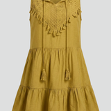 Damenkleid mit V-Ausschnitt und gestuftem Saum
