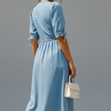 Damenkleid mit V-Ausschnitt und Knopfleiste