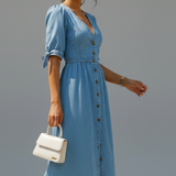 Damenkleid mit V-Ausschnitt und Knopfleiste