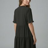 Damenkleid mit V-Ausschnitt und Rüschendetail