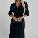 Damenkleid mit V-Ausschnitt und Wickelbund