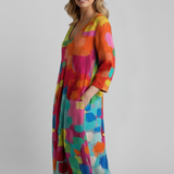 Damenkleid mit V-Ausschnitt und bedruckter Oberfläche