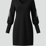 Damen Mini Kleid mit V-Ausschnitt und Spitzenpaneelen