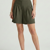 Damen-Shorts mit Knopf-Bund und Faltenfront