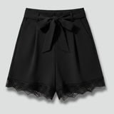 Damen Shorts mit Bindegürtel und Spitzenabschluss