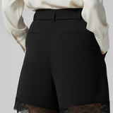 Damen Shorts mit Bindegürtel und Spitzenabschluss