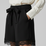 Damen Shorts mit Bindegürtel und Spitzenabschluss