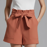 Damen Shorts mit Bindegürtel und Rüschensaum