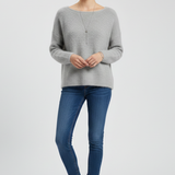 Damenpullover mit weitem Ausschnitt und gebürsteter Strickoberfläche