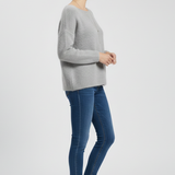 Damenpullover mit weitem Ausschnitt und gebürsteter Strickoberfläche