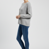 Damenpullover mit weitem Ausschnitt und gebürsteter Strickoberfläche