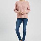 Damenpullover mit weitem Ausschnitt und gebürsteter Strickoberfläche
