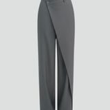 Damenhose mit asymmetrischer Front und geraden Beinen