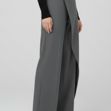 Damenhose mit asymmetrischer Front und geraden Beinen