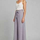 Damenhose mit Bindegürtel und weitem Bein