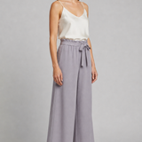 Damenhose mit Bindegürtel und weitem Bein